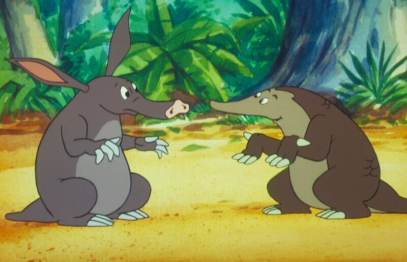 Noahs Insel, Sascha die Termitenkönigin. Noahs Insel schwimmt weiter im Indischen Ozean. Die Tiere leiden unter der starken Hitze und warten auf den Monsun. Plötzlich treibt ein Pangolin an den Strand. Das spröde Schuppentier hält nicht viel von guten Manieren und verschafft sich mit seiner klebrigen Zunge schnell Respekt. Als er dem Erdferkel Carmen begegnet, zeigt sich wieder einmal: Liebe geht durch den Magen. Die beiden Insektenfresser sind ein Herz und eine Seele und machen sich gemeinsam über die Termiten her, die die Insel seit geraumer Zeit bevölkern. Ihrem großen Appetit fällt auch die Termitenkönigin zum Opfer. Insektenfreund Sascha ist empört ob dieser Respektlosigkeit und bietet den Termiten an, die vakante Stelle zu übernehmen. Wenig später sehen der Pangolin und Carmen mit Entsetzen, wie Sascha von einem Termitenzug in die heimische Burg getragen wird. Seine Freunde befürchten, dass der kleine Bisam-Spitzrüßler für immer darin verschwunden bleibt. – Bild: ORF/​EBU