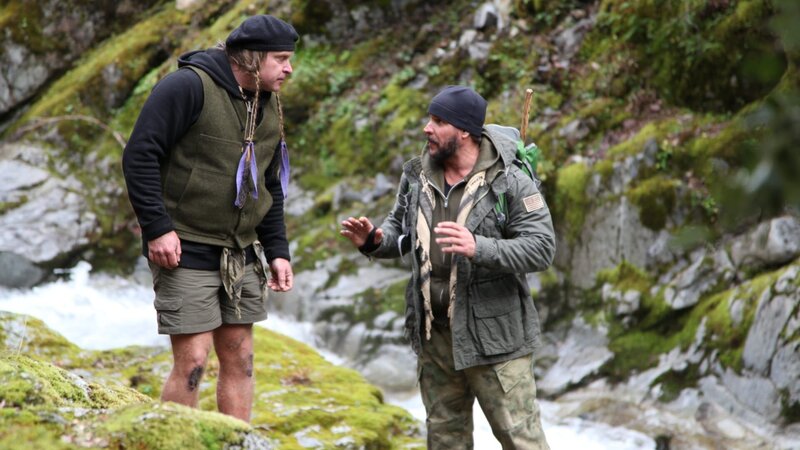 Joseph Teti discusses the plain with Cody Lundin as they stand by a rushing stream of water. – Bild: Discovery Communications