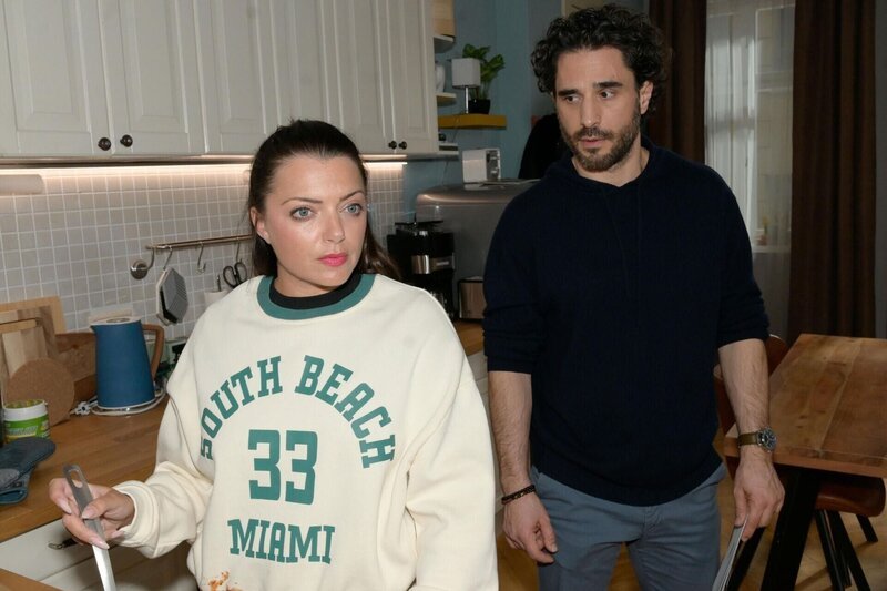 Emily (Anne Menden) hält Tobias (Jan Kittmann) auf Distanz. – Bild: RTL /​ Rolf Baumgartner