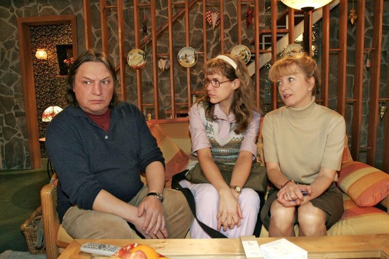 Bernd (Volker Herold, l.) fühlt sich von der geballten Frauenpower Lisas (Alexandra Neldel, M.) und Helgas (Ulrike Mai, r.) in die Ecke gedrängt … – Bild: SAT.1 /​ Noreen Flynn