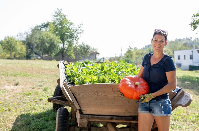 Heute geht es nach Baden-Württemberg: Selber Anbauen und Ernten ist Dajana Schmitts Leidenschaft. In Neuhausen ob Eck, am südlichen Ausläufer der Schwäbischen Alb, versorgt die fünffache Mutter ihre Familie mit Obst und Gemüse aus dem rund 3000 qm großen Familiengarten, der von einer 1,5ha großen Wildblumenwiese umgeben ist. – Bild: WDR/​Melanie Grande
