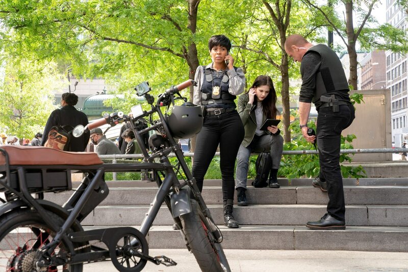 Pictured: (l-r) Danielle Moné Truitt as Sergeant Ayanna Bell, Ainsley Seiger as Jett Slootmaekers, Christopher Meloni as Detective Elliot Stabler – Bild: Universal Television LLC.