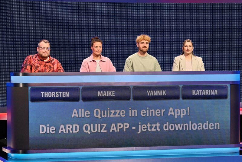 Die Kandidaten (v.l.n.r. am Panel): Thorsten Frey, Maike Duggen, Yannik Beutel und Katarina Becker. – Bild: ARD/​Uwe Ernst