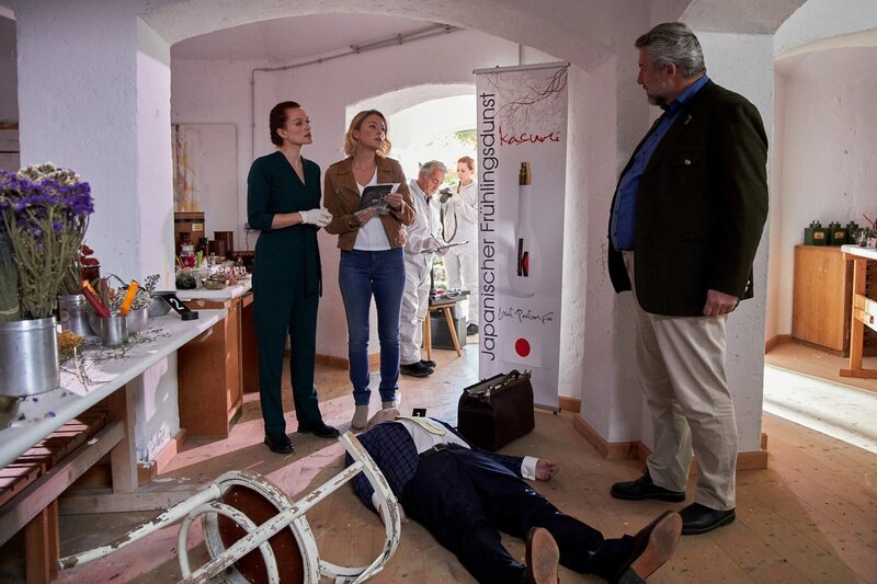 Pathologin Mai (Sina Wilke, l.) erläutert den Kommissaren Winter (Vanessa Eckart, M.) und Stadler (Dieter Fischer, r.) den möglichen Tathergang im Mordfall des Parfümeurs Herbert Graf (Komparse). Im Hintergrund: zwei Kollegen der KTU (Komparsen). – Bild: Bojan Ritan /​ ZDF Enterprises GmbH /​ Die Verwendung ist nur bei redaktioneller Berichterstattung im Rahmen einer Programmankündigung ab 2 Monate vor der ersten Auss /​ © ZDF/​Bojan Ritan