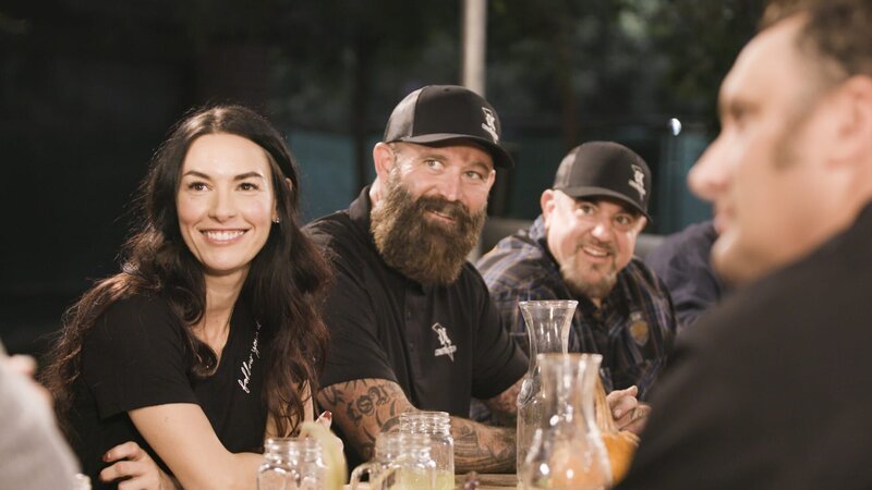 Elaine shares her appreciation for a successful journey (Amanda Nelson, Dave Howell, Alan Young, Russell Stone). Undercover Billionare, S02. Episode 14. – Bild: Discovery Channel /​ Discovery Communications, LLC