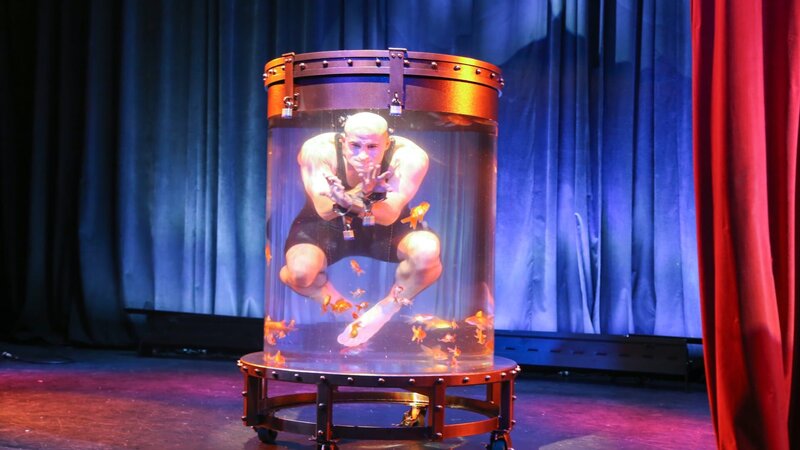 Seth Grabel in his new tank performing his water torture cell tank act. – Bild: Discovery Communications