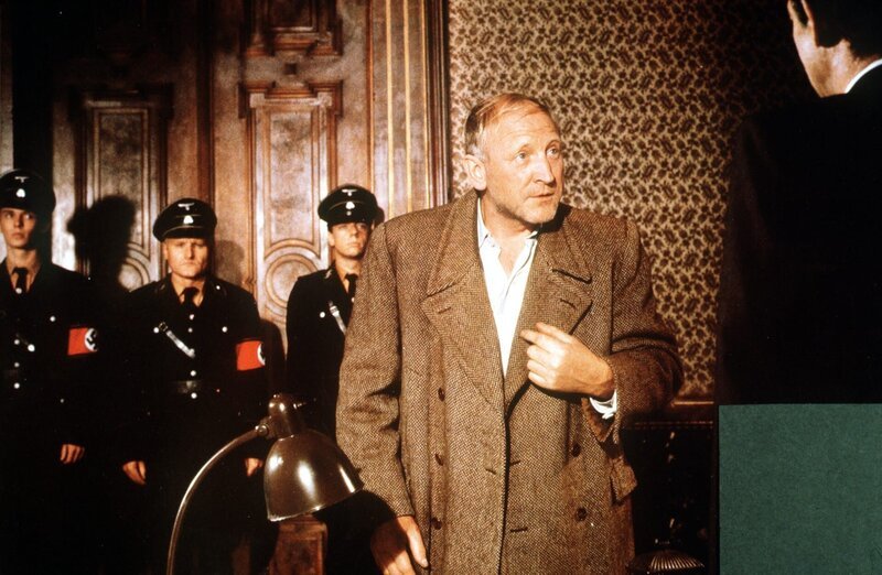 Karl Merkatz (Karl Bockerer). – Bild: ZDF/​ORF/​Neue Delta-Film