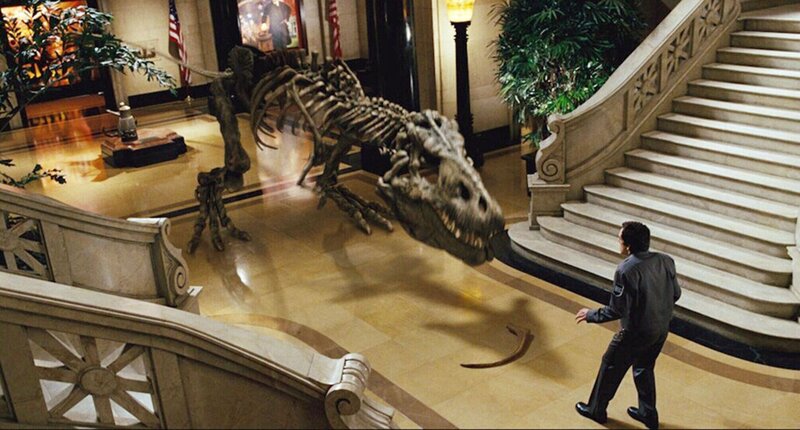 Kurz nach Sonnenuntergang erlebt Nachtwächter-Neuling Larry (Ben Stiller) ein echtes Wunder: Beinahe sämtliche im Museum ausgestellten Exponate verlassen ihre Standorte und beginnen, im gesamten Museum herumzuwandern. Das Skelett eines Tyrannosaurus Rex fordert ihn dabei zum Apportieren heraus. – Bild: SUPER RTL