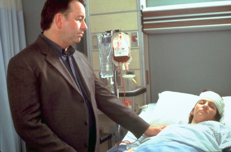 Nicole Manning (Tricia Paoluccio) liegt schwer verletzt im Krankenhaus. Der Täter hatte ihr mittels Kaiserschnitt ihr ungeborenes Kind aus dem Leib geschnitten. Hat ihr Mann Richard (John Ritter) etwas mit dem Verbrechen zu tun? – Bild: 2001 Universal Network Television (C)13TH STREET Photocredit Mandatory, Editorial Use Only, NO archive, NO Resale