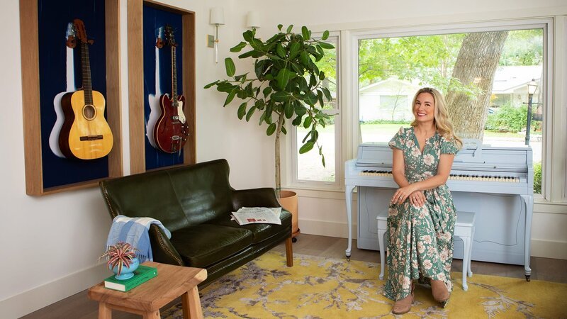 Miss Grace besucht eine naturverbundene und musikalische Familie. Diese Leidenschaften lässt sie in den Haus-Umbau mit einfließen. Sie setzt auf natürliches Licht, viele grüne Akzente und baut sogar einen Musikraum für die Kinder. – Bild: HGTV