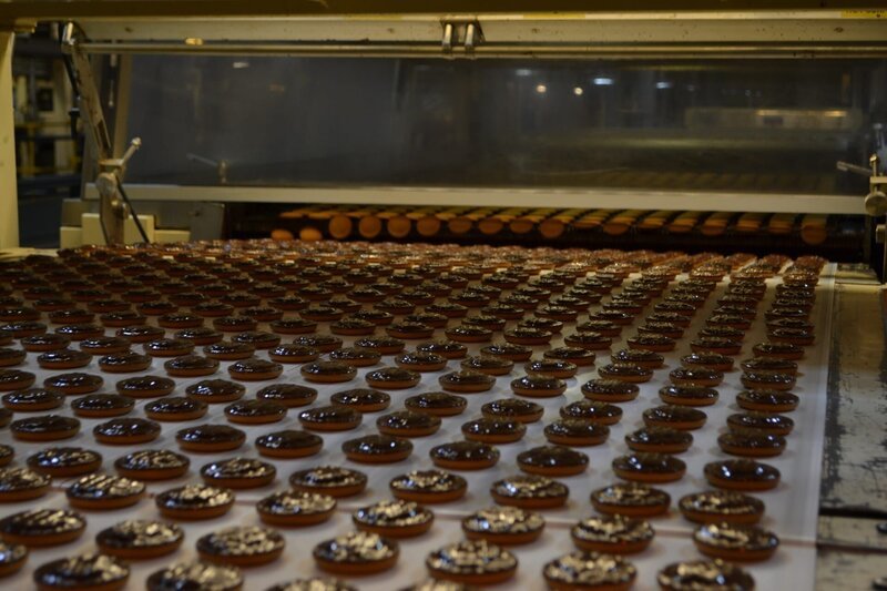 Jaffa cakes factory, rows of finished Jaffa cakes. – Bild: Discovery Communications /​ Wag TV
