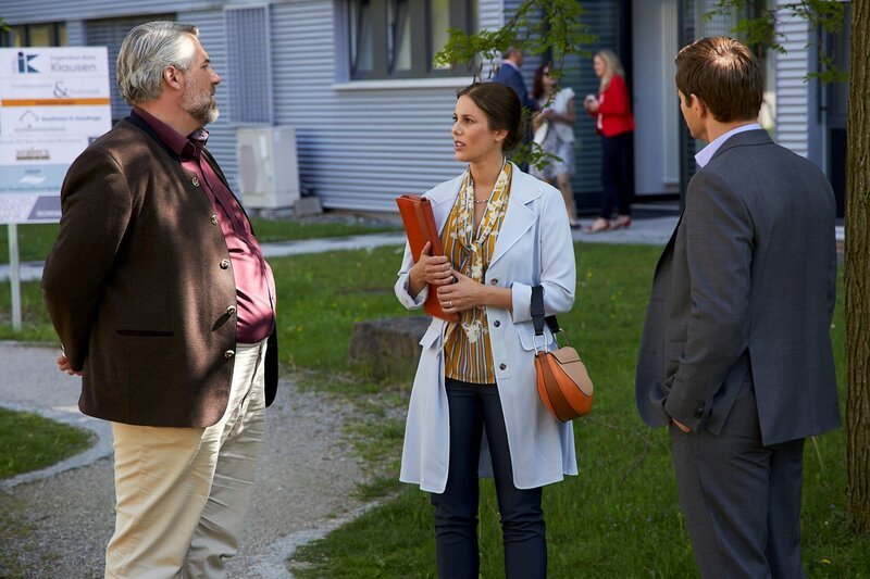 Die Versicherungsangestellte Agnes Lischewski (Katharina Schwarzmaier, M.), muss von den Kommissaren Stadler (Dieter Fischer, l.) und Hansen (Igor Jeftic, r.) erfahren, dass ihr Ex-Mann ermordet wurde. – Bild: Bojan Ritan /​ ZDF Enterprises GmbH /​ Die Verwendung ist nur bei redaktioneller Berichterstattung im Rahmen einer Programmankündigung ab 2 Monate vor der ersten Auss /​ © ZDF/​Bojan Ritan