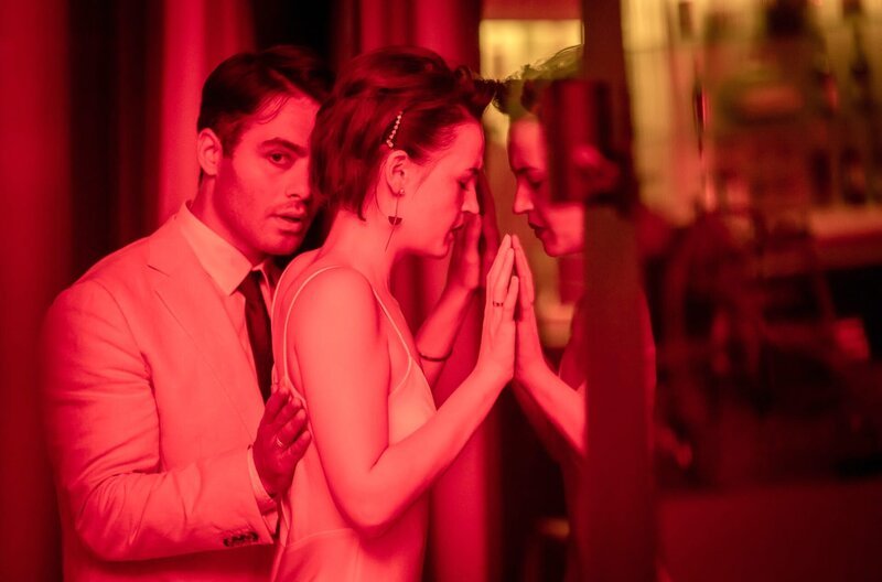 Gefangen im eigenen Haus: Emilys (Sarah Mahita) Emotionen kochen hoch, doch Chris (Aram Aram) steht ihr zur Seite. – Bild: WDR/​Constantin Film/​Michel Vertongen