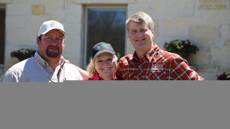 Pete Nelson with the treehouse owners. – Bild: Animal Planet /​  Discovery Communications