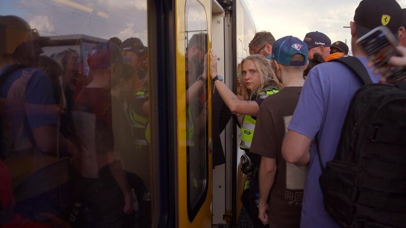 Carolien sieht panisch aus, als eine Menschenmenge den Zug nach Amsterdam in Zandvoort, Niederlande, besteigt. – Bild: National Geographic