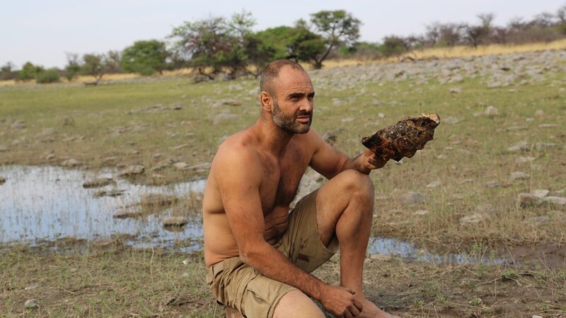 Ed Stafford holding a tortoise shell in his hand in Namibia. – Bild: Discovery Communications.