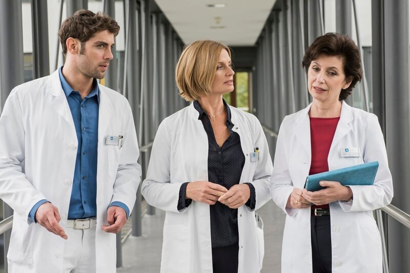 (v.l.n.r.) Dr. Niklas Ahrend (Roy Peter Link); Dr. Franziska Ruhland (Gunda Ebert); Prof. Dr. Karin Patzelt (Marijam Agischewa) – Bild: ARD/​Jens Ulrich Koch