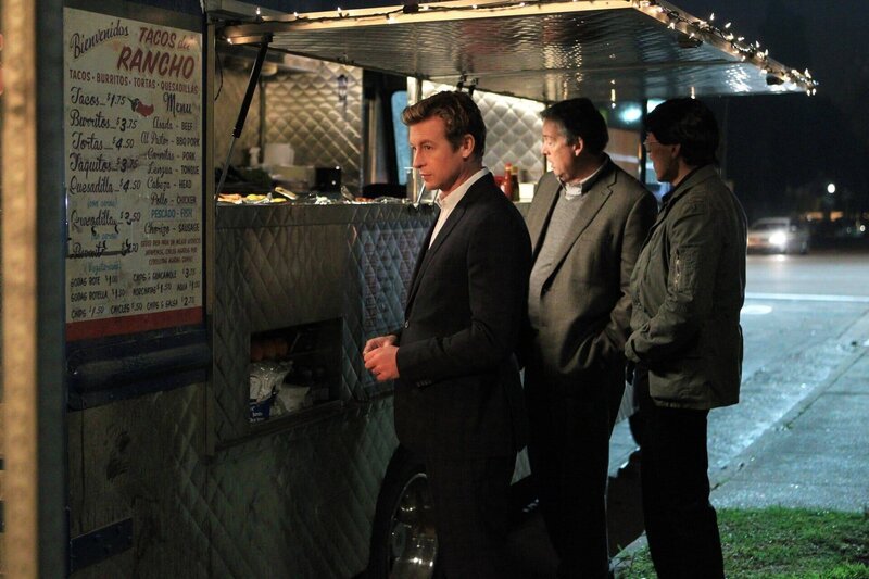 Patrick (Simon Baker, l.) beginnt mit den Ermittlungen, als die Leiche einer Armeesanitäterin gefunden wird … – Bild: Warner Bros. Television Lizenzbild frei
