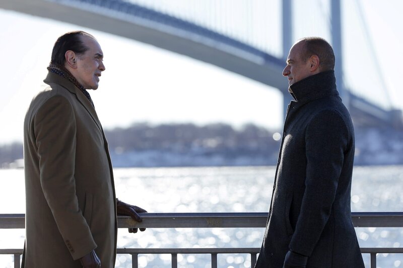 L-R: Chazz Palminteri as Manfredi Sinatra, Christopher Meloni as Detective Elliot Stabler – Bild: 2021 Universal Television LLC. All rights reserved.