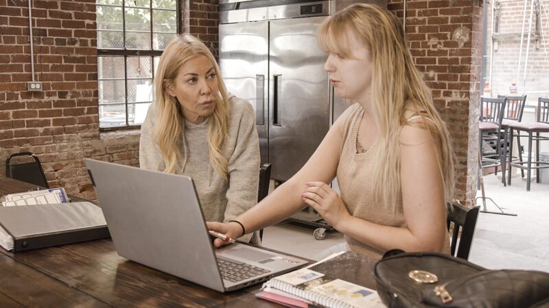 Elaine and Jentri review the financials of the remodel (Elaine Culotti, Jentri Schaa) – Bild: Discovery Channel /​ Discovery Communications, LLC