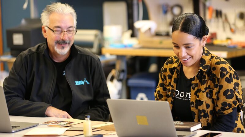Stephen Tibbitts and Monique Idlett Designs With FabLab 2. – Bild: Discovery Channel /​ Discovery Communications, LLC