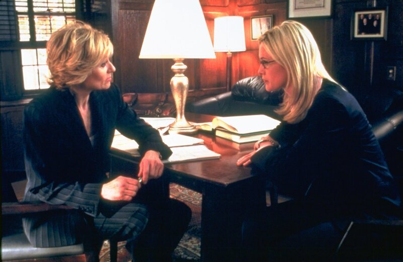 Gegen den Rat von Bürochefin Elizabeth Donnelly (Judith Light, l.) will Staatsanwältin Alexandra Cabot (Stephanie March) den renommierten Richter Thornburg wegen sexuellem Missbrauch vor Gericht bringen. – Bild: PLURIMEDIA (NBC)