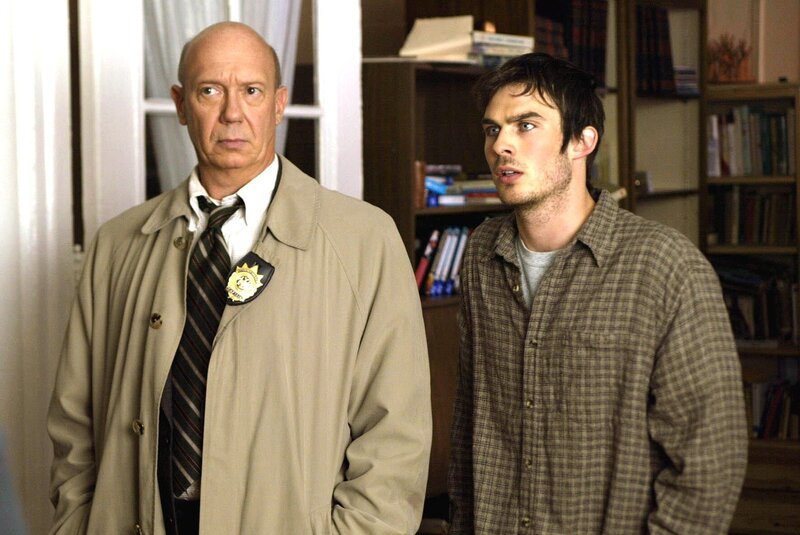 In einem reichen Wohnungsviertel werden zwei Männer und zwei Frauen erschossen. Captain Donald Cragen ermittelt persönlich in diesem Fall. Ist Charlie Baker vielleicht der Mörder? – Bild: PLURIMEDIA (NBC Universal, Inc.)
