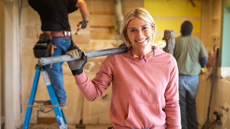 Demolishing the Legg kitchen puts a smile on host Jasmine Roth’s face, as seen on HGTV’s Hidden Potential. – Bild: HGTV
