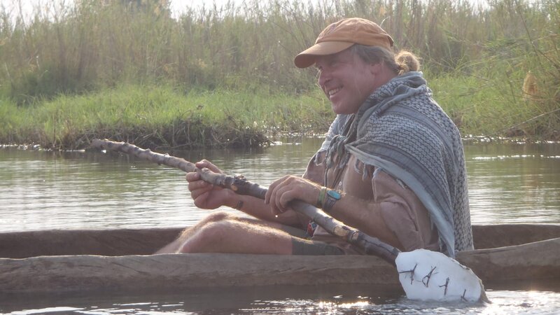 Cody Lundin sits in canoe with manmade paddle. – Bild: Discovery Communications