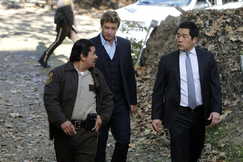 Als in einer alten Scheune auf dem Land Skelette dreier Männer gefunden werden, die bereits 1988 getötet wurden, beginnen Chief Rick Anaya (Jacob Vargas, l.), Patrick (Simon Baker, M.) und Kimball (Tim Kang, r.) sofort mit den Ermittlungen … – Bild: Warner Bros. Television Lizenzbild frei