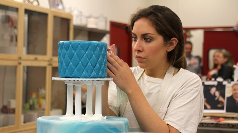 Rebecca putting white string texture on the cake. – Bild: Discovery Communications