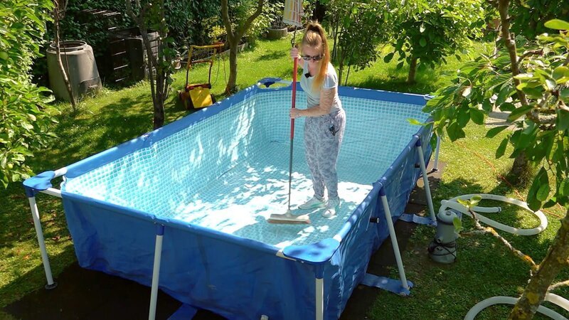 Manuela schrubbt den Garten-Pool – Bild: RTLZWEI