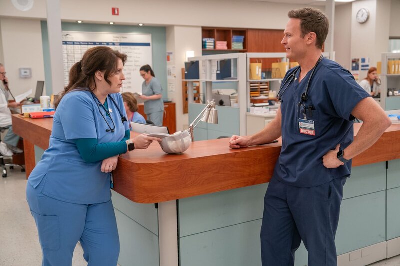 L-R: Allison Tolman as Alex, Josh Lawson as Dr. Bruce – Bild: NBC /​ Ron Batzdorff