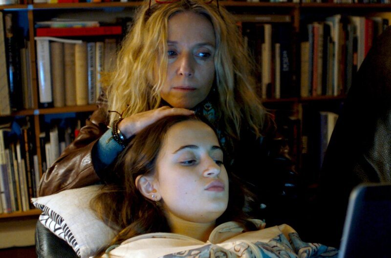 Maries (Léa Drucker, hi.) neuer Job verlangt ihr einiges ab. Oft schafft sie es nicht, mit ihrer Tochter Emma (Lya Oussadit-Lessert, vo.) Zeit zu verbringen, die sich deshalb immer mehr von ihr abkapselt … – Bild: Ex Nihilo