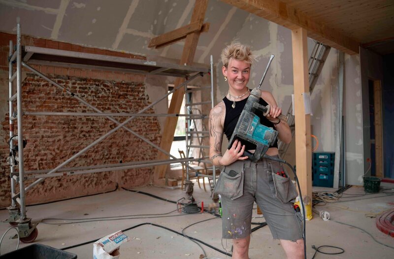Jaquie mit Schlagbohrer. – Bild: HR/​rbb/​Timeline TV