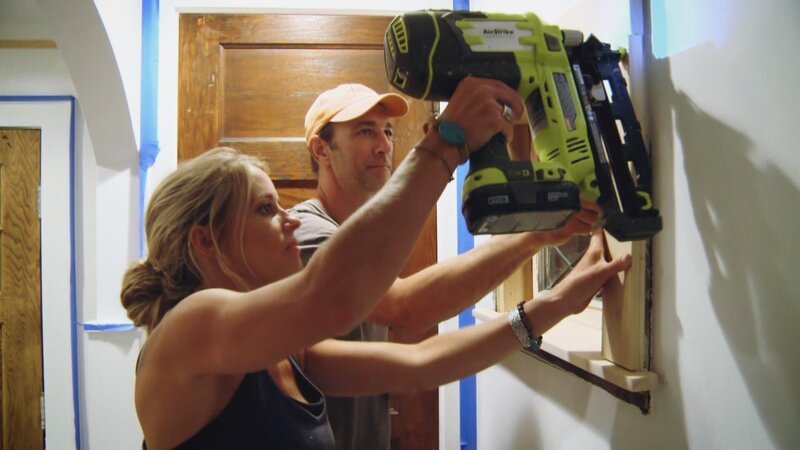 Nicole ist wieder in Aktion und jongliert mit zwei Häusern in Detroit gleichzeitig. Das Haus in Ferndale ist in einem tollen Zustand, aber das 14-Mile-Anwesen ist von seiner ursprünglichen Einrichtung und seinem Charme weit entfernt. – Bild: HGTV