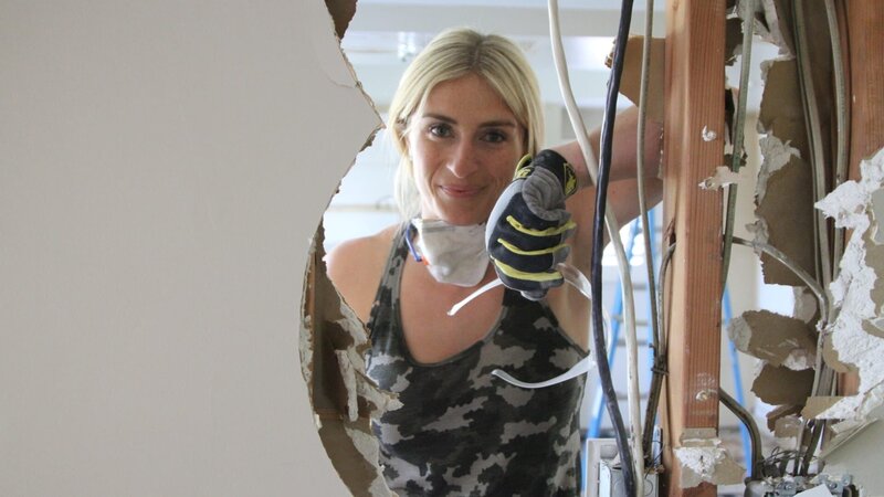 Jasmine take a break from opening up the walls at the Giliberto home. – Bild: HGTV