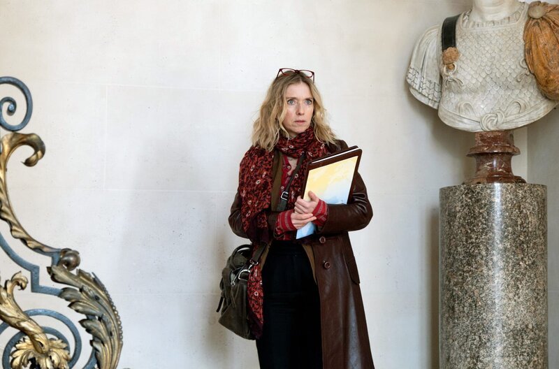 Marie (Léa Drucker) hat viel zu tun in ihrem neuen Job als Außenministerin. Sie muss sich um die Befreiung der fünf Geiseln im Niger kümmern. – Bild: Jean-Claude Lother