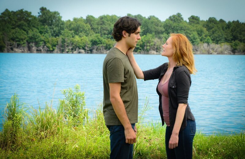 Die Macht, die Christine (Marg Helgenberger, r.) über Junior (Alexander Koch, l.) hat, ist ungebrochen … – Bild: 2015 CBS Studios Inc. /​ Brownie Harris Lizenzbild frei