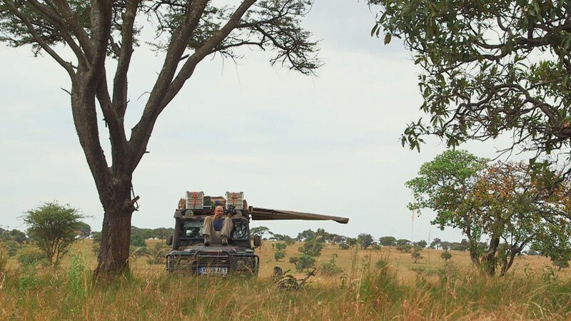 Ed Stafford is resting on car. – Bild: Warner Bros. Discovery