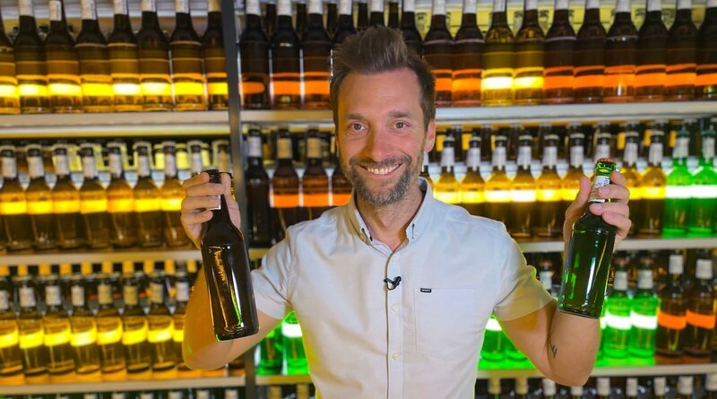 Siegelhopfen, Premium-Pils oder Unfiltered – Die Begriffe rund um Bier könnten blumiger und vielfältiger nicht sein. Aber was steckt drin im Bier und was darf es kosten? Das erfährt Daniel Aßmann in „Ausgerechnet – Bier“. – Bild: WDR/​Bavaria Entertainment GmbH/​Lukas Feyder