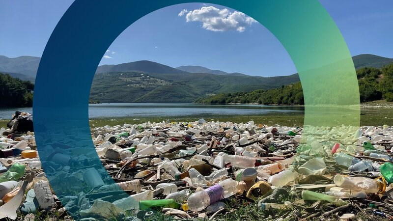 Viele Haushalte legen ihren Müll an Flüssen ab, die den Unrat ins Meer schwemmen. Darüber ärgern sich nicht nur viele Albanerinnen und Albaner selbst, sondern auch Nachbarstaaten wie Kroatien, Montenegro und Griechenland. – Bild: ZDF