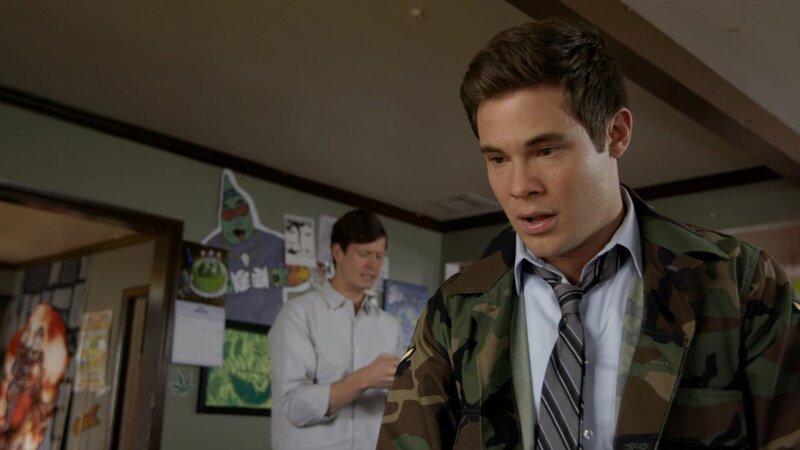 L-R: Anders Holmvik (Anders Holm), Adam DeMamp (Adam Devine) – Bild: ViacomCBS