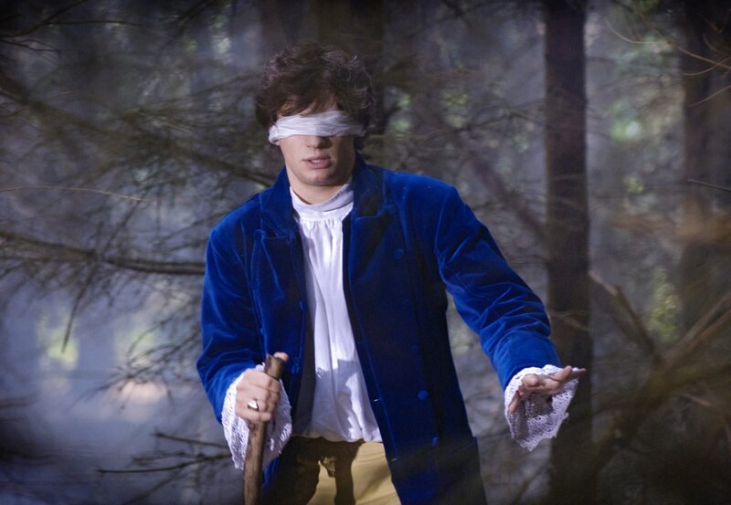 Nachdem die Zauberin ihn hat erblinden lassen, sucht der Prinz (Jaime Ferkic) im Zauberwald nach seiner Rapunzel. – Bild: rbb/​rbb/​Arnim Thomaß