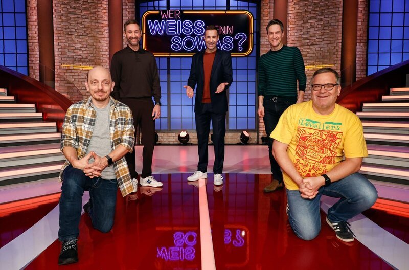 Moderator Kai Pflaume (M.) und seine Rateteam-Kapitäne Bernhard Hoëcker (l.) und Elton (r.) begrüßen in dieser Sendung den Fernsehmoderator Daniel Boschmann (2.v.l.) und den Fernsehmoderator Sven Lorig (2.v.r.). – Bild: ARD/​Morris Mac Matzen