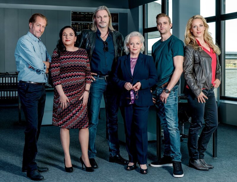 Im Bild (v.li.): Helmut Bohatsch (Franz Wolfahrt), Maria Happel (Dr. Franziska Beck), Stefan Jürgens (Carl Ribarski), Brigitte Kren (Dr. Henriette Wolf), Michael Steinocher (Simon Steininger), Lilian Klebow (Penny Lanz). – Bild: ORF/​Roman Zach-Kiesling