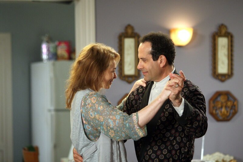 Joanna Pacula (Leyla), Tony Shalhoub (Adrian Monk). – Bild: ORF/​Universal/​Carol Kaelson