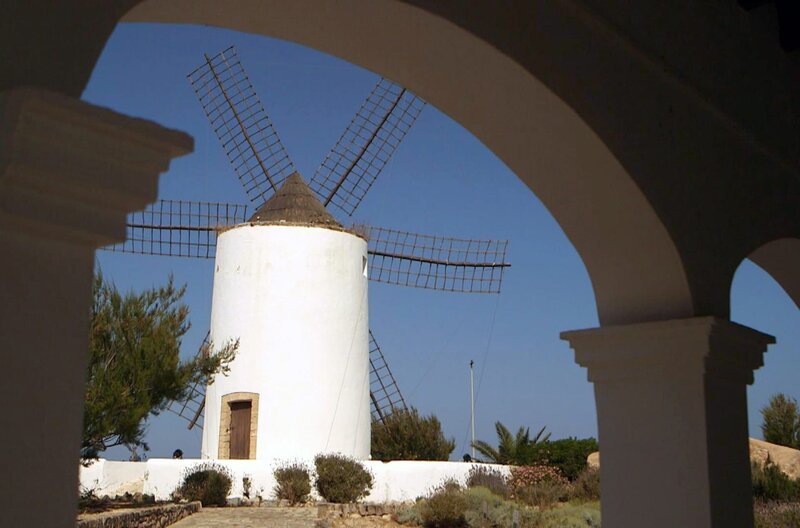 Die idyllische Landschaft Ibizas wurde zum Zufluchtsort des deutschen Philosophen, Übersetzers und Kulturkritikers Walter Benjamin. – Bild: Elephant Doc