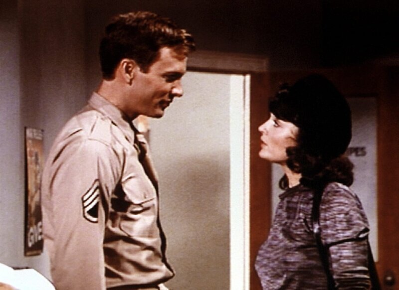 John Boy (Robert Wightman, l.) lernt die junge Französin Simone (Anita Jodelson, r.) kennen. Sie bittet ihn, in seiner Zeitschrift einen Artikel über die Gefahren nicht geräumter Minenfelder zu veröffentlichen. – Bild: WARNER BROS. INTERNATIONAL TELEVISION