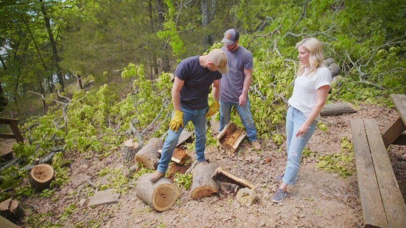 Schön idyllisch im Wald und unweit eines Sees gelegen steht das hübsche Haus von Dana und John. Die beiden wollen für immer dort bleiben, weshalb es fabelhaft werden soll. Jenny und Dave verpassen der Waldhütte einen neuen Anstrich und eine Grillecke mit Sitzbereich mit Outdoor-Kamin. Im Inneren wird der Wohn- und Essbereich vergrößert, sodass die Familie Gäste empfangen und in der Küche zusammenkommen kann. Und ganz wichtig: Neue Fenster ermöglichen den bestmöglichen Ausblick auf den See. Zu guter Letzt überraschen Jenny und Dave die beiden mit einem neuen Badezimmer, dass an die Master Suite anschließt. – Bild: HGTV